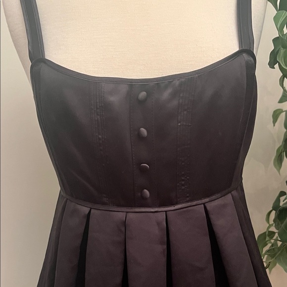 Elegant Black Pleated Dress - Picture 3 of 6